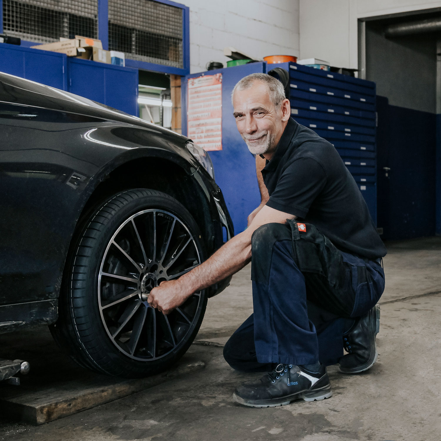 Reifengroßhandel Mitarbeiter mit Tablet in einer KFZ-Werkstatt